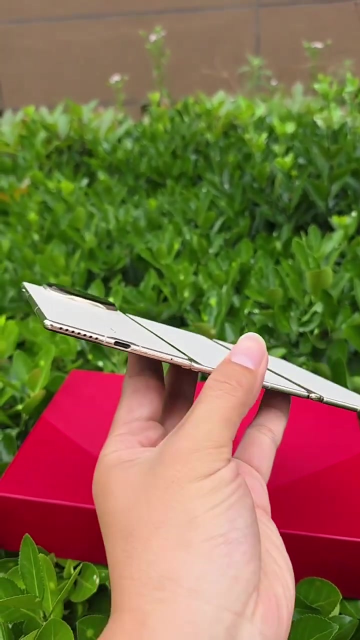 للبيع: HUAWEI Mate XT | Ultimate Design (أول هاتف ثلاثي الطي)
 الحالة: جديد تماماً، كرتون مختوم (مصلّب/Sealed).
 المساحة والرام: 1 تيرابايت (1TB) / 16 جيجابايت رام.
 اللون: أبيض ملكي.
 النسخة: يدعم شريحتين (Dual SIM).
 العلبة الفاخرة تشمل: سماعة هواوي اللاسلكية الراقية FreeBuds 5 (صوت نقي + إلغاء ضوضاء)، بالإضافة إلى كفر حماية فاخر، شاحن سيارة، وشاحن بيت سريع.
📍 الموقع: بغداد
💰 السعر: 4,150,000 دينار عراقي (وبي مجال كلش قليل).
(ملاحظة: الشراء والتسليم وجهاً لوجه في بغداد لمعاينة الختم والعلبة).


**إذا كنت صاحب هذا الإعلان وتريد حذفه لأي سبب، رجاءا أرسل رسالة إلى الدعم الفني**