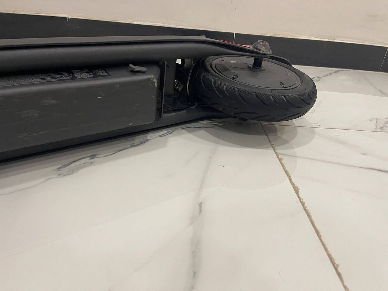 للبيع Xiaomi Electric Scooter 4 Lite

- استخدام شهر ونص فقط.
- السرعة القصوى: 25 كم/ساعة.
- مدى يصل إلى 25 كم بالشحنة.
- محرك 300 واط (600 واط ذروة).
- قابل للطي وسهل بالحمل.
- الكارتون الأصلي موجود.
- جميع الملحقات موجودة ما عدا الشاحن.
- نظيف وحالته ممتازة وجاهز للاستخدام.
- بطاريه ليثيوم اصليه
ملاحظه// السكوتر ما داخل صيانه ابدا و الك حق الفحص وين ما تريد بس شاحنه ما وياه بس اذا عندك شاحنه شغل واطلع
السعر: 200 الف دينار قفل (غير قابل للتفاوض).

للاستفسار مراسلة خاص او واتساب على ***********
