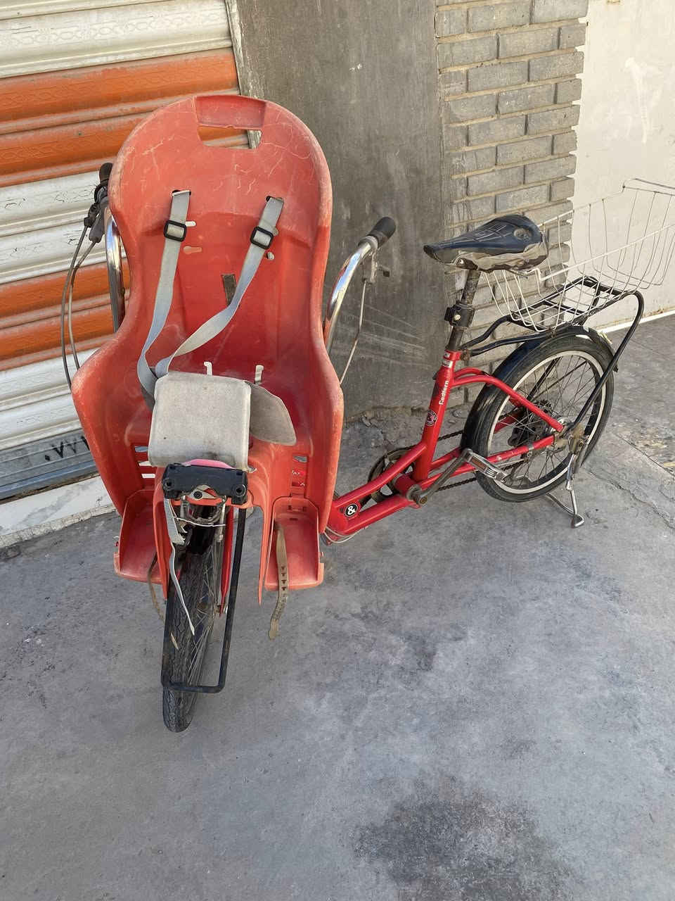 بايسكل باله ويا محمل اطفال حجم 20  نضيف كير وبريكات كولهن شغالات حلوه سياقته يحتاجله فقط سرج ب 90 الف كراده خارج ***********
