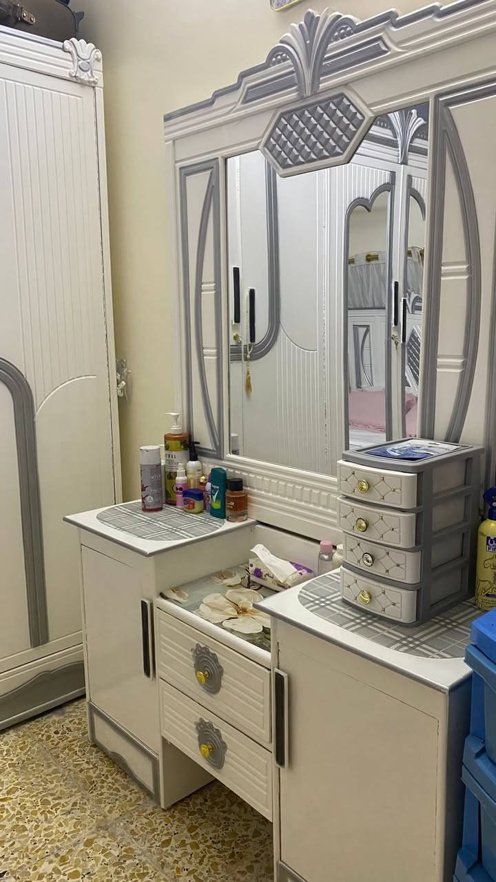 سلام عليكم 
غرفة نوم نفرين كلش كلش نضيفة وجديدة
خشب صاج صبغ حراري 
افتح وشد الفين مرة عمل عراقي وثكيلة تكمة 
سرير البطن مالة خشب جام 
كاني بغداد  العضمية 
قياس سرير 160(×200
اي استفسار هاذ بي واتساب 

***********
