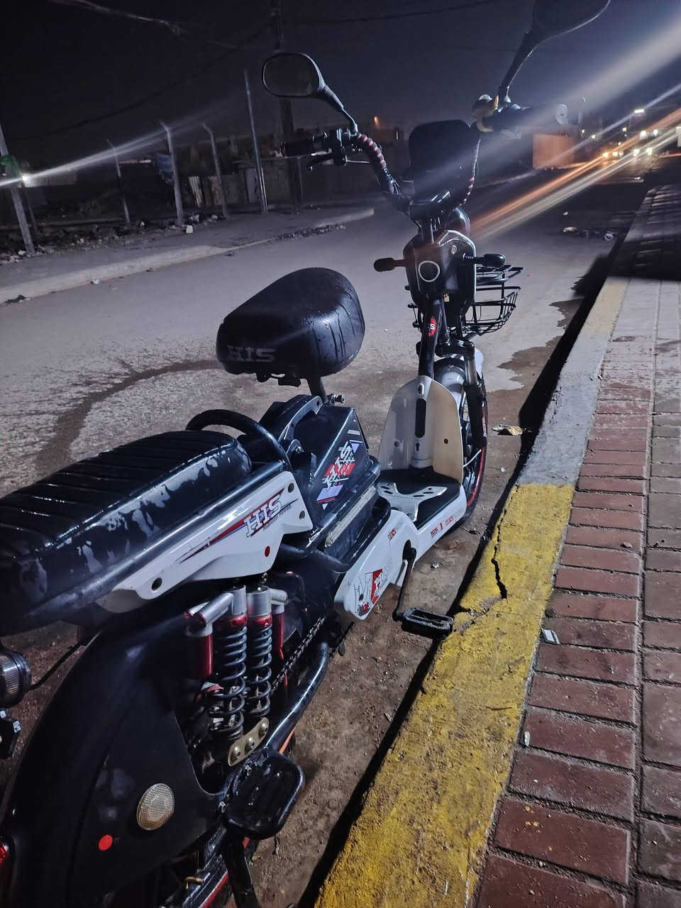 سلام عليكم دراجة للبيع شحن كاملاة مابيها اينقص كاملة ويها شاحنتها باتريات جدد شراي يتصل وبخدمتة ***********
