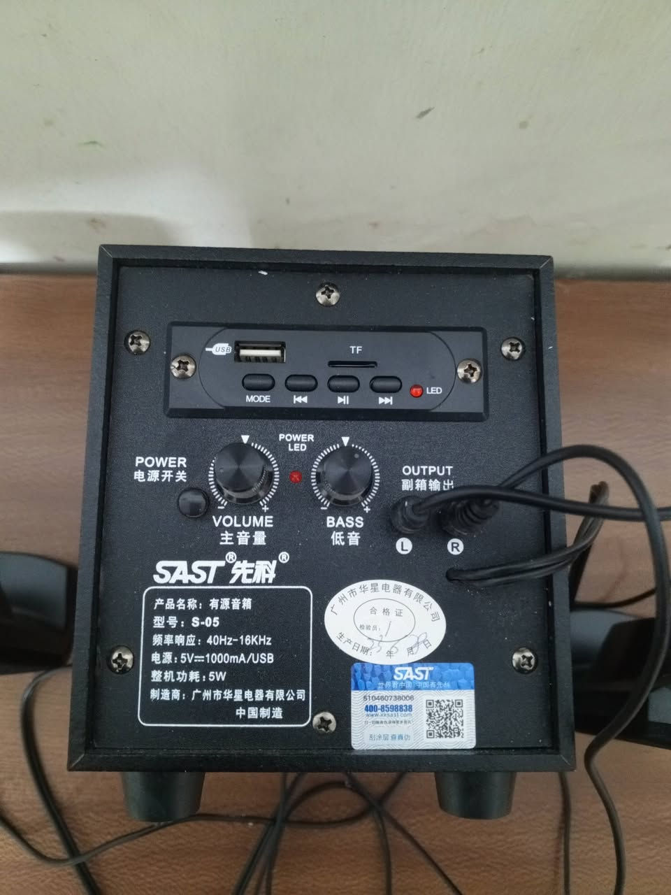 السلام عليكم
السعر (٢٥) مع التوصيل 
+2                    نظام صوتي من نوع SAST مكون من مضخم صوت (Subwoofer) واثنين من السماعات الفرعية.يتوافق مع أجهزة الكمبيوتر، الشاشات، والهواتف الذكية عبر توصيلات سلكية.يتميز بوجود مقابض للتحكم في مستوى الصوت (Volume) وجهير الصوت (Bass) بشكل منفصل.يدعم توصيلات USB و AUX لتشغيل الملفات الصوتية


**إذا كنت صاحب هذا الإعلان وتريد حذفه لأي سبب، رجاءا أرسل رسالة إلى الدعم الفني**