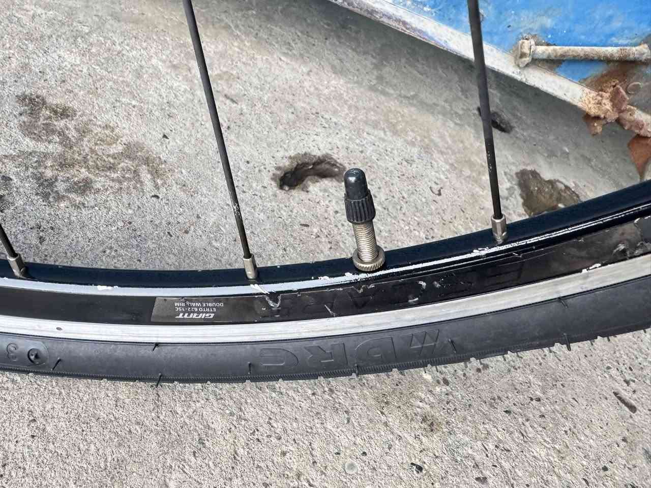 السلام عليكم اًخوتي الطيبينً 700 حجم 28 قياس M 
فريم 51 ماركة (GIANT) سكيب R3 غني عن التعريف 
مديل حديث معدنه المنيوم سستم شيمانوا التوس 
نمره 3/8 بدلات شيمانوا. سحب دفع نظافة الدراجة 
شوفت العين بيها  شخوط مال ناقل بس الدراجة عل 
وضع بلادي مكانيك زيروا سعرها 200 الف وبي مجال 
اخواني عنواني موصل للتواصل *********** 
تتوفر خدمة توصيل جميع محافظات العراق وتحياتي
