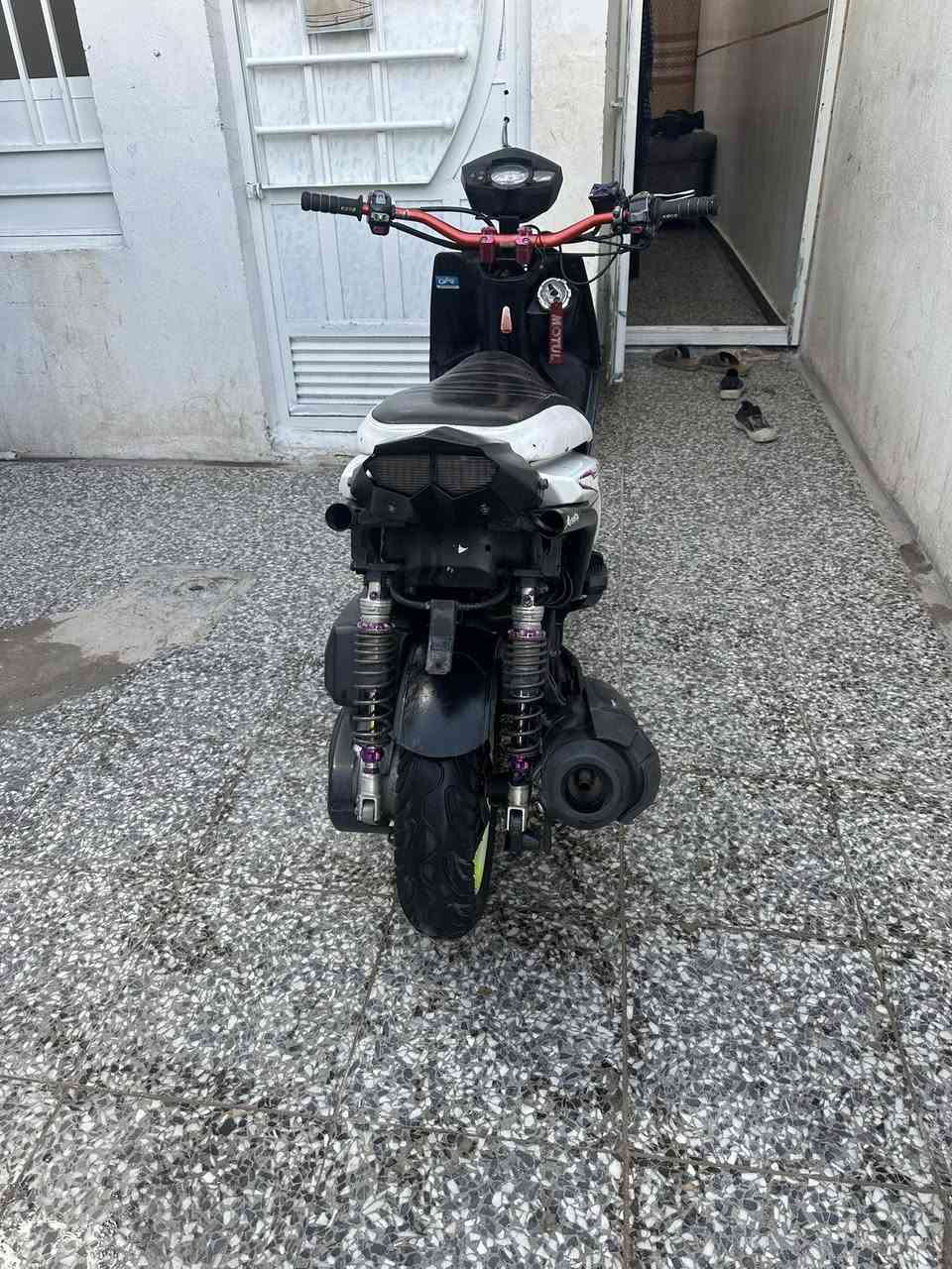 سكنس جبلي ام عيون موديل 2014
محرك بلادي
وتزود خارجي كله مبين 
الدراجه نفس ما موضح بل صور 
سعر 900 وبيه مجال حك الجيه
تواصل ***********
