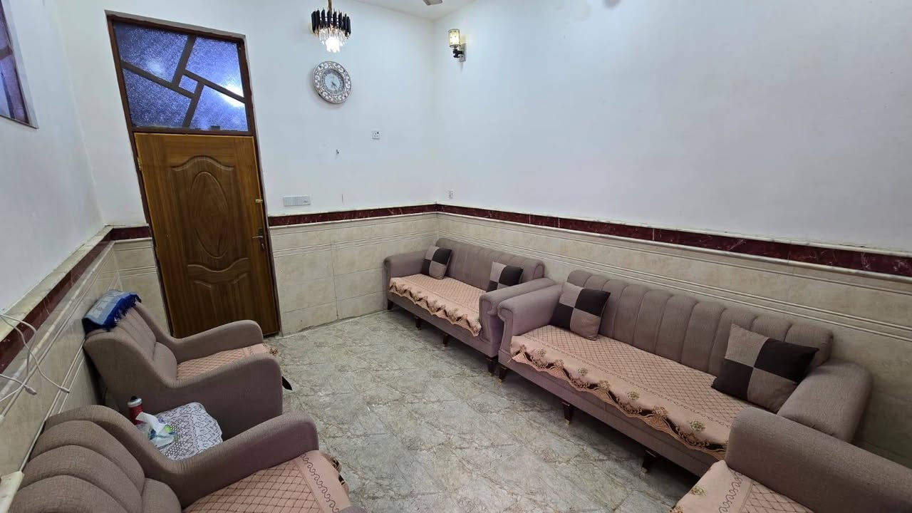 السلام عليكم 
دار للبيع 100 متر مربع  طابقين في محافظة كربلاء حي الاسكان العسكري قرب مجمع الدره السكني 
يحتوي علئ استقبال ومطبخ و صاله وغرفة نوم واثنان مجمعات صحيه 
الطابق الثاني يحتوي علئ غرفتين منام وصاله ومجمع صحي 
***********
