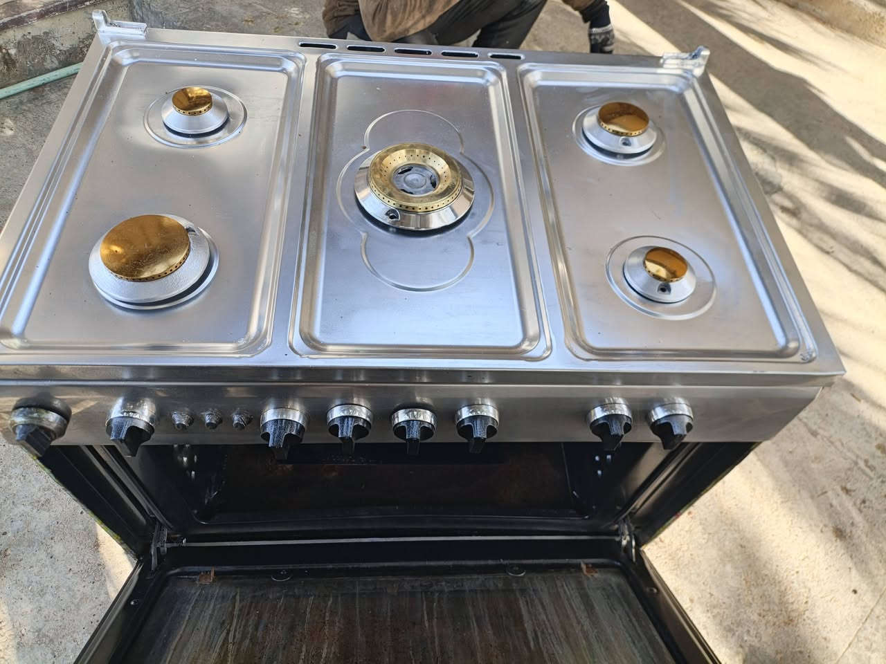 هلاَ واسهلاَ طباخك عطلان وماعندك مجال اتدزه للمصلح لگينالك حل انتَ وگاعد أبيتك اجيك
فرن
عيون
باب 
كلشي يخص الطباخ يمنه 
مـ؏ التنضيف وترتيب  

بس أتصل ؏ رقم 
ورشه الاخوين يوجد واتساب 
***********
***********
او مراسلة الصفحة
