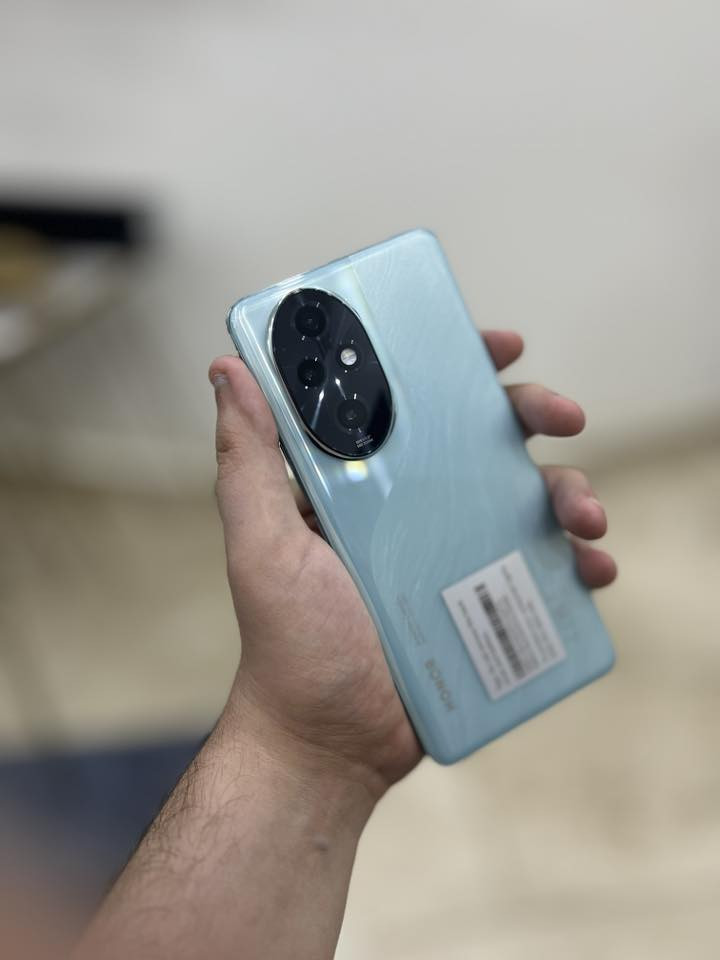 هونر 200 برو 
الشاشة: 6.78 بوصة، AMOLED، دقة 1224x2700 بكسل، تدعم تقنية Dynamic Refresh Rate. 
المعالج: Qualcomm Snapdragon 8s Gen 3 ثماني النواة. 
الذاكرة: 12 جيجابايت رام (LPDDR5X) و 512 جيجابايت تخزين داخلي (UFS 4.0). 
الكاميرات الخلفية:
رئيسية: 50 ميجابكسل (f/1.9) مع OIS. 
تقريب (Telephoto): 50 ميجابكسل (f/2.4) مع تقريب بصري 2.5x و OIS. 
فائقة الاتساع (Ultrawide): 12 ميجابكسل (f/2.2). 
الكاميرا الأمامية: 50 ميجابكسل. 
البطارية: 5200 مللي أمبير، تدعم الشحن السريع السلكي واللاسلكي. 
نظام التشغيل: Android 14 مع واجهة MagicOS 8.0. 
الاتصال: يدعم شبكات الجيل الخامس 5G، Wi-Fi 6. 
المميزات الأخرى: مقاوم للماء والغبار، مستشعر بصمة تحت الشاشة، مكبرات صوت ستيريو. 
الجهاز كارتونته ضايعة وياكيبل وشاحنة اصلية حجم 80 واط انطي وياها هو بالاصلي 100 واط اذا تحب تغيرها
للبيع بسعر 450 الف
*********** بغداد المنصور
