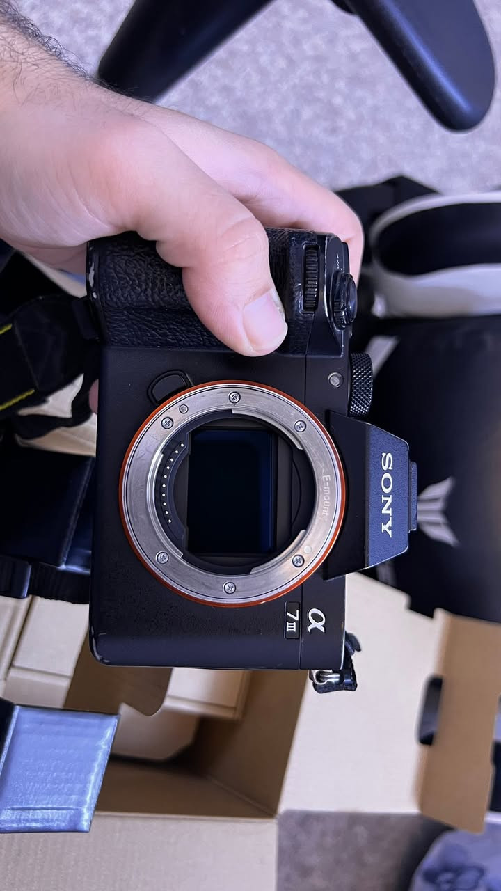 للبيع Sony A7 III مع عدستين

📸 المحتويات:
 • Sony A7 III
 • Sony FE 24-70mm F4 ZA OSS (Zeiss)
 • Sony FE 50mm F1.8
 • بطارية أصلية
 • الكارتونات الأصلية موجودة

الحالة:
 • استخدام شخصي.
 • عدد الشترات: 45,000.
سكرين للشترات موجود 
ملاحظة:
يوجد مشكلة في منفذ كارت الذاكرة الثاني (SD Card Slot 2)، أما المنفذ الأول فيعمل بشكل طبيعي 100%، والكاميرا تعمل والتصوير طبيعي باستخدام المنفذ الأول.

💰 السعر: 2,250,000 دينار عراقي وبيها مجال قليل 
للاستفسار ***********

