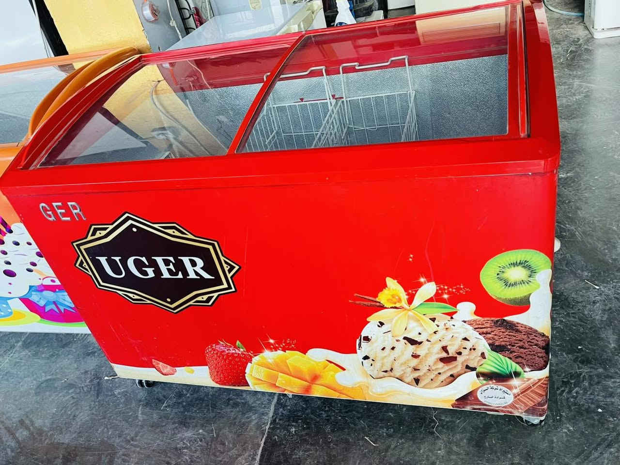 تتوفر عارضات #ايس_كريم 
احجام ١٨ و١٦ 
بلاديه وضع شركه  
للاستفسار :***********
