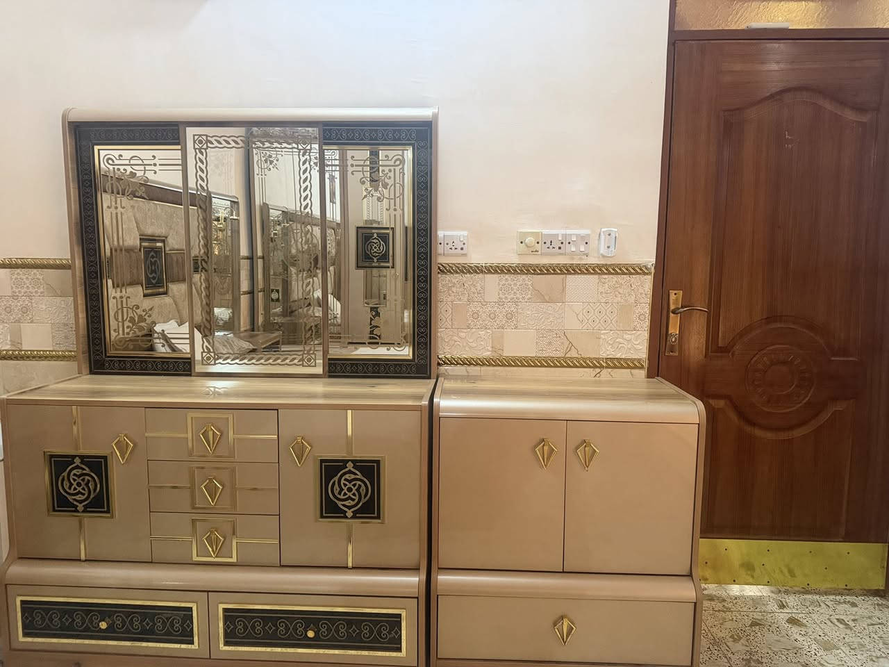 السلام عليكم غرفة تركيةالمستخدمة 10قطع نظافة 100 سعرة 1500 استفسار اكثر اتصل***********
