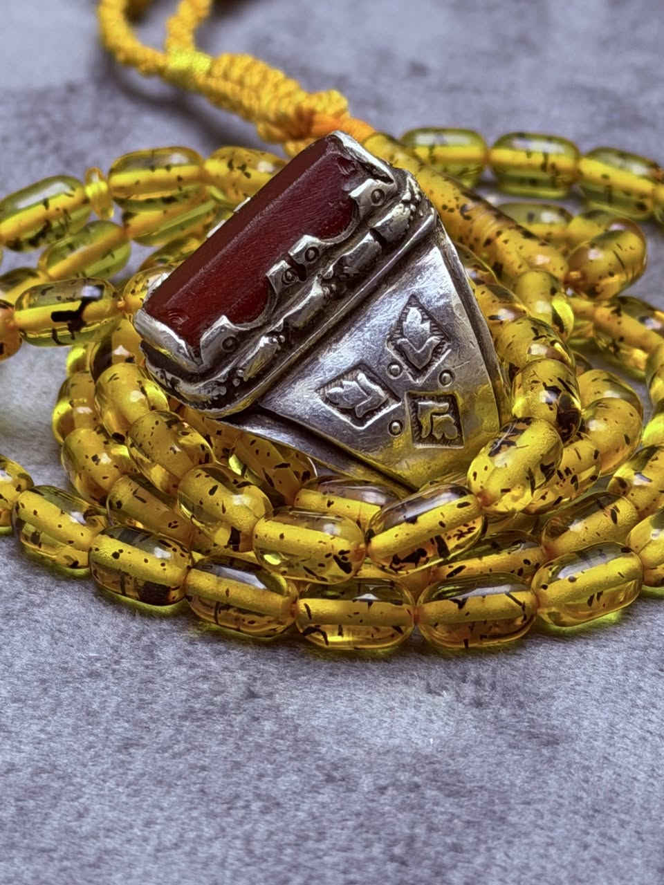 كصبه من عقيق يماني قديم لون نوادر شرط اصاله وصياغه مبدع سالم. شغل يدوي لحجز او استفسار واساب (***********)
