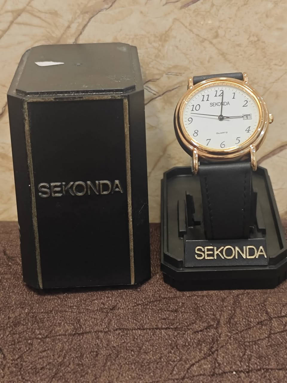 ساعه ماركه سيكوندا ياباني كوارتز جديد بالعلبه سعر 35 الف للاستفسار واتساب ***********
