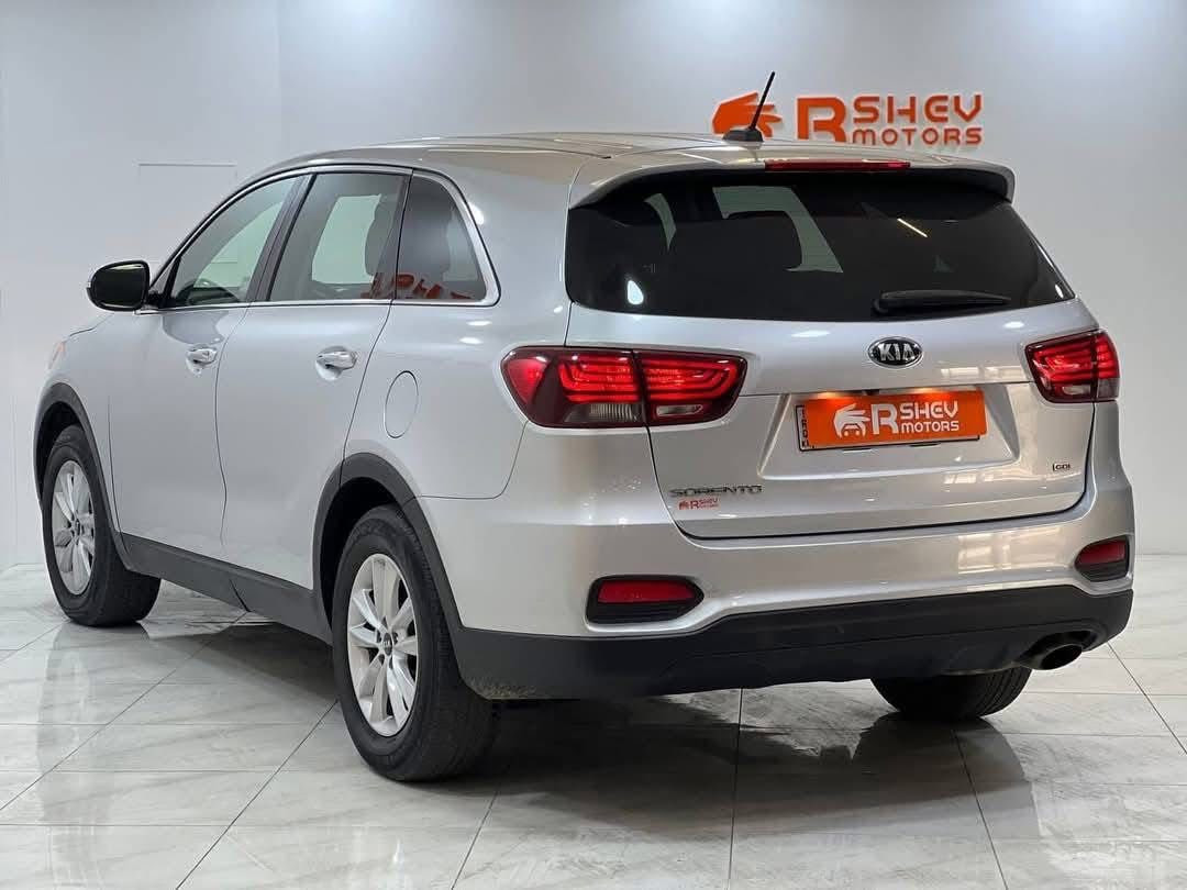 Kia Sorento 2020 clean title
كيا سورينتو 2020 امريكي بدون صبغ وبسعر مناسب كلش
7 راكب .
محرك 4 سلندر  .
مرقمة اربيل رقم جديد  وشرط التحويل  .
بدون صبغ .
السيارة داخل / خارج جديد 
رادار امامي وخلفي  .
#السعر195
رقم شاصي موجود بالصور
***********
