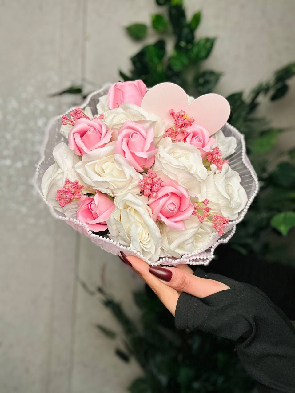 ️🌹 بوكي ورد عيد الحب… لما الورد يحچي عنك 🌹❤️
مو كل كلام ينكال ، بعضه يتهدّى 🌹💌
وبوكي الورد هذا يحچي حب صافـي من أول نظرة 😍✨

ورد أحمر ينبض عشق ❤️
ولون أبيض يرمز للصدق 🤍
تغليف فخم ولمسة ناعمة تخلي اللحظة ما تننسى 🌸✨

🎁 هدية بسيطة بالشكل
كبيرة بالإحساس
توصل كلمة أحبك بدون ولا حرف 💖
مناسب للحبيبة ❤️
للزوجة 👩‍❤️‍👨
أو مفاجأة تخلي القلب يبتسم من العمق ❤️
مع كارت عبر بهدية تحچي عنك 💌


**إذا كنت صاحب هذا الإعلان وتريد حذفه لأي سبب، رجاءا أرسل رسالة إلى الدعم الفني**