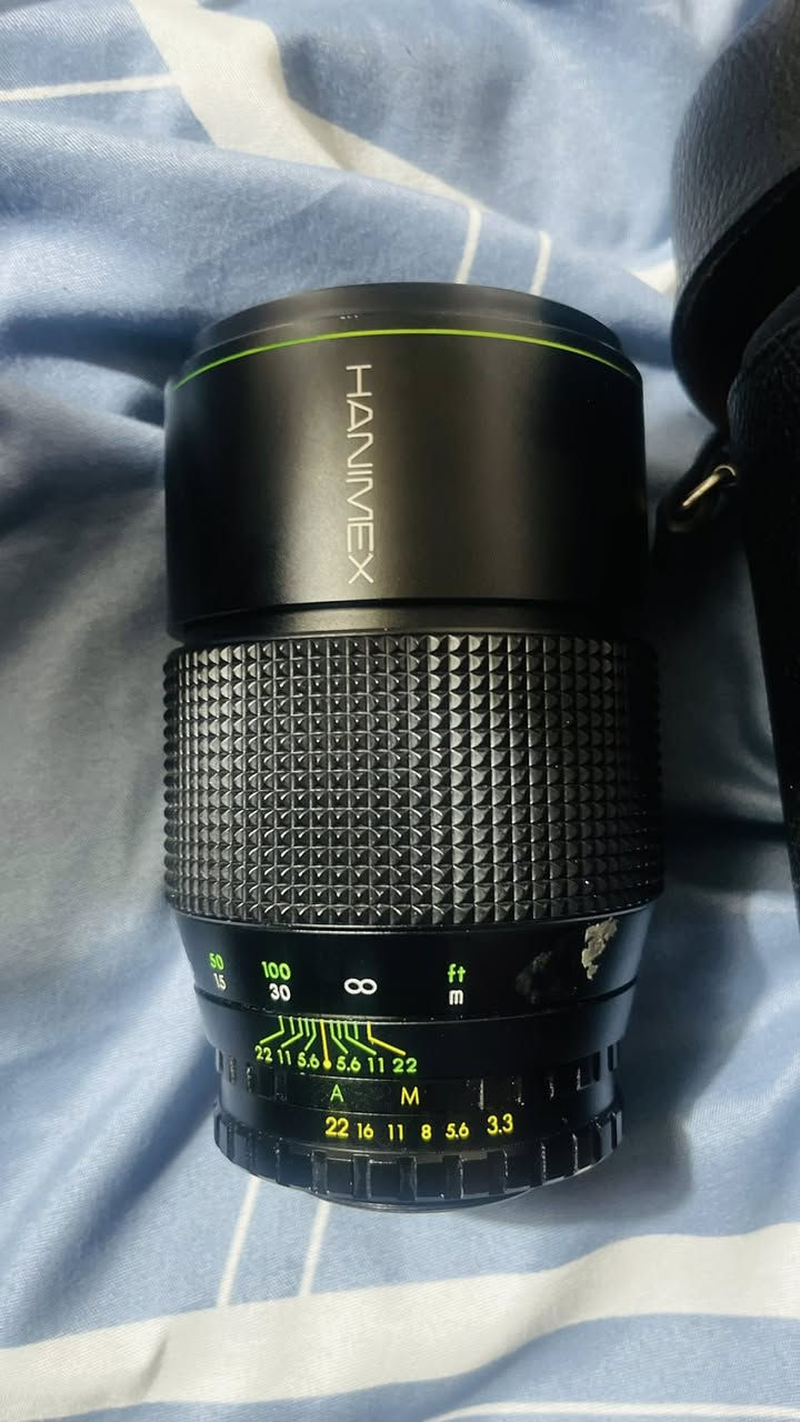 SUN AUTO ZOOM MACRO 75-200mm f/4.5
(MC)
(واضح من الكتابة على واجهة العدسة بالصورة)
خليني أشرح لك تفاصيلها بشكل مبسط .
• المواصفات الأساسية:
(Telephoto Zoom) النوع: عدسة زوم •
• البعد البؤري: 75mm إلى 200mm
→ يعني تقدر تقزب الصورة (زووم) من متوسط إلى بعيد
• فتحة العدسة: f/4.5 (ثابتة تقريبًا)
• بيها خاصية تصوير قريب (ماكرو) :Macro MC: تعني Multi-Coated (عدسة بطبقات لتقليل
(الانعكاس

نضافتها 99‎%
وياها جنطه جلد اصليه
السعر 75 الف يوجد توصيل كافه المحافضات


**إذا كنت صاحب هذا الإعلان وتريد حذفه لأي سبب، رجاءا أرسل رسالة إلى الدعم الفني**