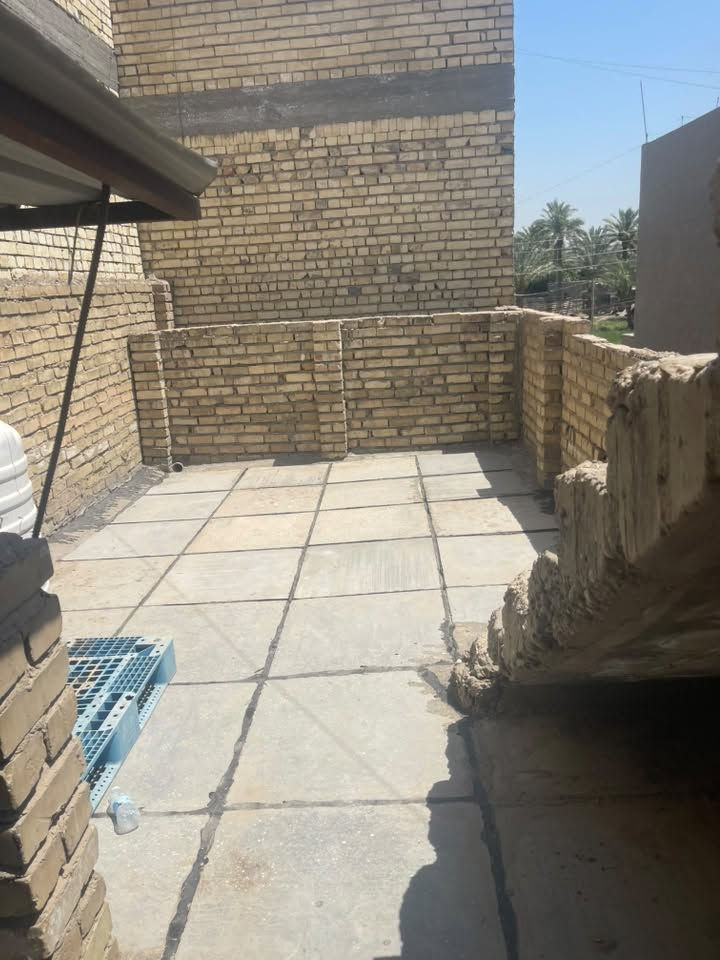 السلام عليكم بيت ٧٥ مترالبيع  غرفتين نوم  طابق ونص صطحين بي بناء قديم يصلح السكن ديوان المخابرات يجاره ٤٠٠ امرمم جديد ارضيه سيراميك وصبغ الستفسار وات ساب ***********
