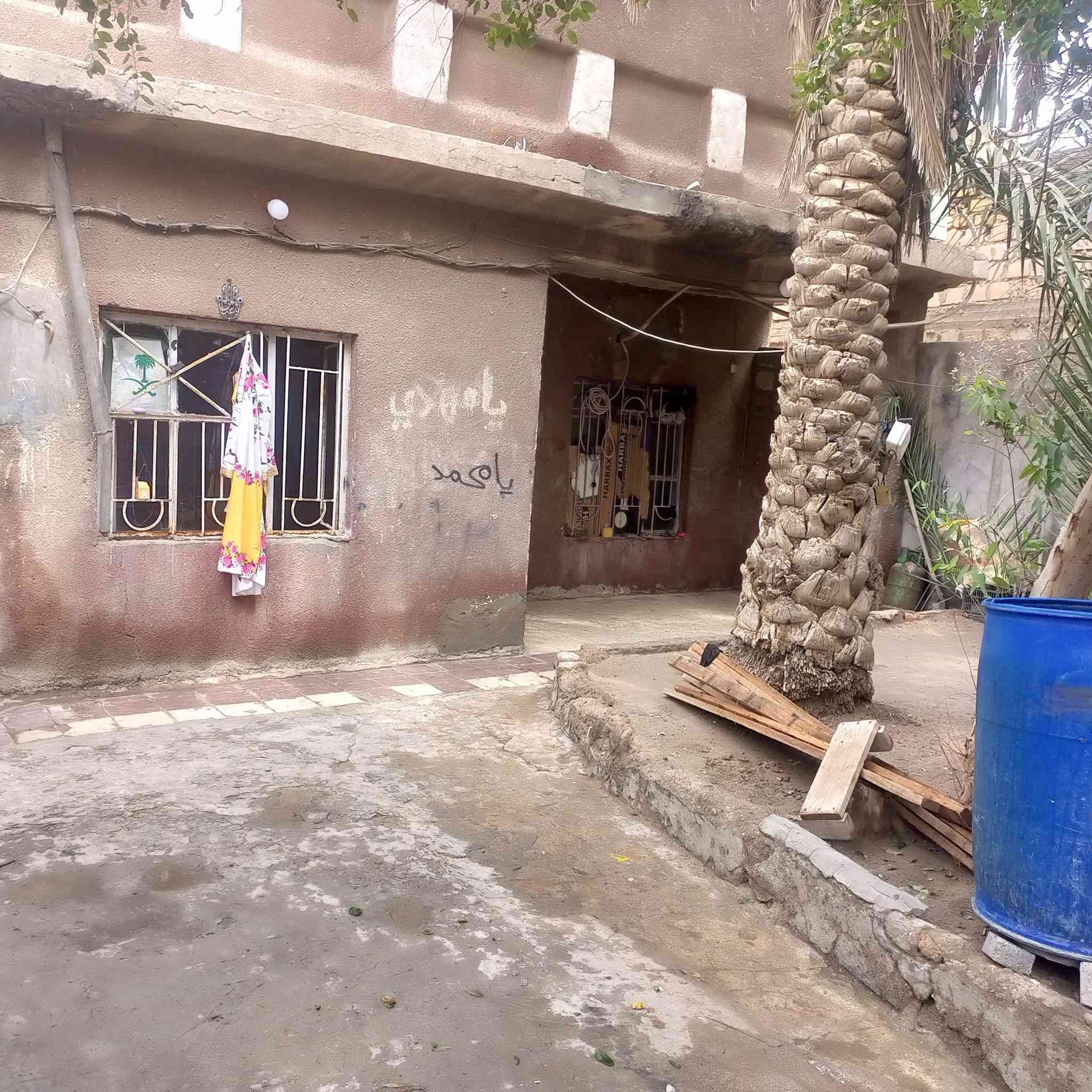 بيت للبيع بالقبله بحي الجامعه طابق واحد ركن على شارعين عرض الشارع الواحد 15 متر
البيت بناء قديم بس صالح للسكن مساحته حوالي 230 متر بيه غرفتين نوم وهولين وديوانيه ومطبخ وصحيات خارجية وداخليه وسطح سعر البيت 400 وقابل للتفاوض اي استفسار على هذا الرقم ***********
