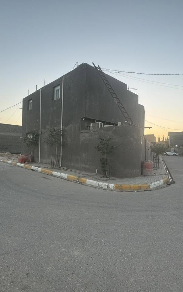 دار للبيع او مراوس بقطعه تجاري بناء ٢٠٢٤حي موسى الكاظم ركن المساحة ٢٢٨م يحتوي على استقبال مطبخ ٥غرف نوم صالتين كبار گراج صحيات عدد٤للاستفسار ***********
