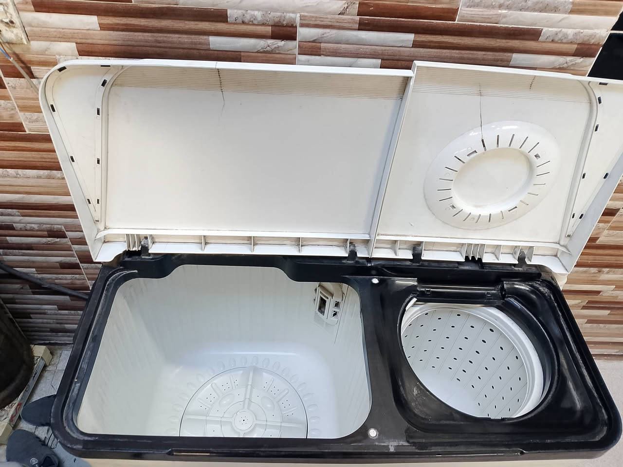 غسالة جديدة نظيفة حجم كبير تغسل بظانية 85الف ***********
