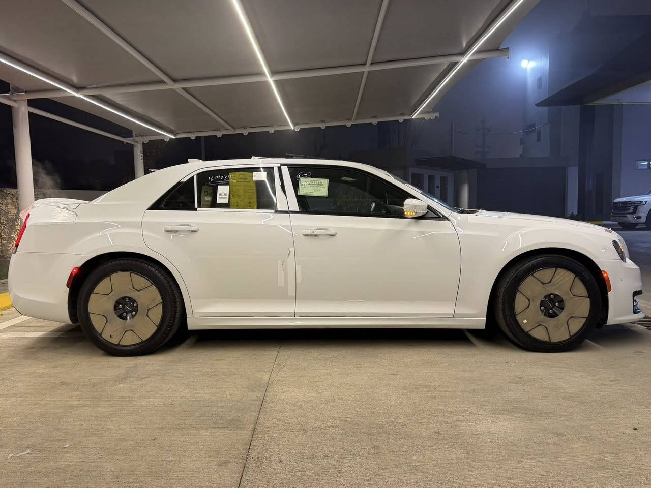 سلام عليكم
كلايسلر 300S
2020
كلين تايتل 
ماشيه 45.000
رادار امامي 
نقطه عمياء
داخل احمر
برده خلفيه بلادي
2كشن ⚡️ كهرباء 
كشن خزن 
ستيرن كهرباء +هيتر
كشنات تدفئه وتبريد امامي خلفي 
ترحيب عند دخول 
٦ حساسات أماميه بلادي
٦ حساسات خلفيه بلادي
سقف بانوراما 
تشغيل عن بعد 
شاشه كبيره
عداد 260 خليجي 
ويل حجم 20
سماعات الباين 
لايت متحرك عدسه 
فول LED
كفاله عامه من كلشي بشرط لفحص سياره بسمي هزه وبرادجديد 
***********
