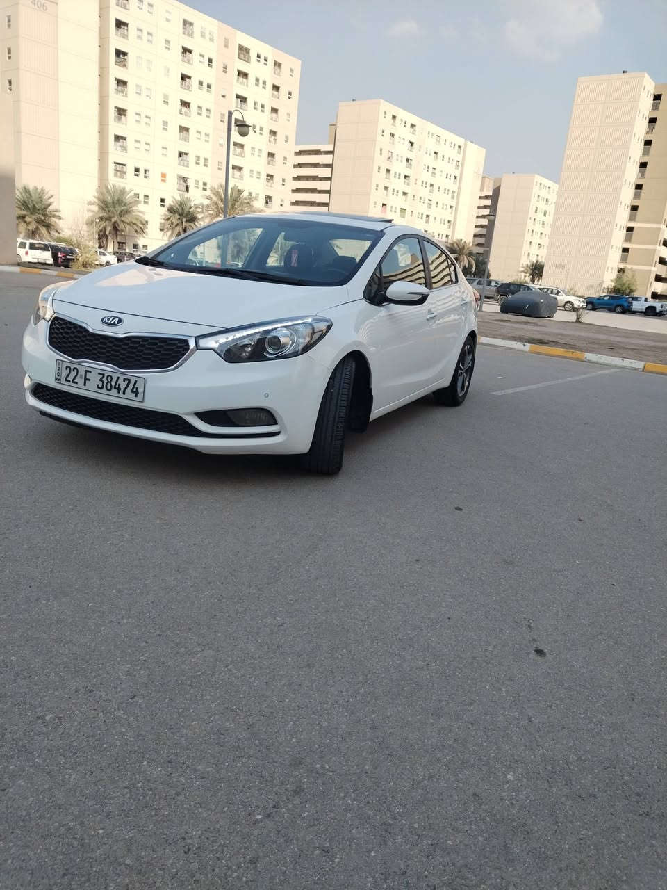 سلام عليكم للبيع كيا سيراتو موديل 2014 فول موصفات عدا بصمه رقم اربيل بأسمي سياره  مكينه 1600 دوش 
لد امامي خلفي شاشه وكامره خلفيه 
تبريد امامي خلفي مري شفط
تحكم ستيرن جهتين ثلث انضمه قيادة
خمسه ويل كب + فتحه سقف 
كير مكينه تبريد مكفولات 
سياره بيها صبغ بين الباب وجاملغ عندي صورها قبل مااصبغها 
مكان سياره بغداد مجمع بسمايه 
وسعر خاص او اتصال (***********
