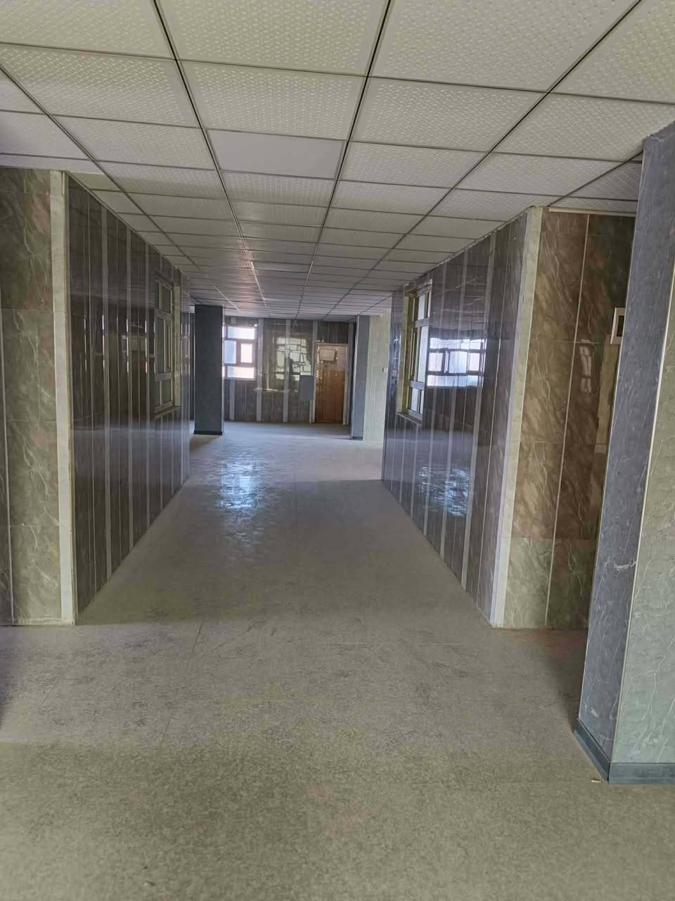 بناية لايجار
حي العامل منطقة السابعة مقابل ازياء الوائلي 
مساحة 348 متر ركن 
تحتوي على
طابق الارضي
محلات عدد ٤ 
شقق عدد ٢
مكتب ادارة 
طابق الاول 
تحتوي على مكاتب عدد ١١ ومجموعة صحيات 
طابق الثاني 
تحتوي على مكاتب عدد ١١
ومجموعة صحيات 
طابق الثالث 
قاعة كبيرة 
سعر الايجار طابق الاول ٢.٢٠٠ كل مكتب ٢٠٠الف دينار . 
وطابق الثاني نفس طابق الاول 
يحتوي على مصعد البناية.
ملاحظة طابق الارضي و القاعة ماجر بالكامل.  تصلح عيادات طبية مكاتب معاهد شركات مراكز
اي استفسار ***********
