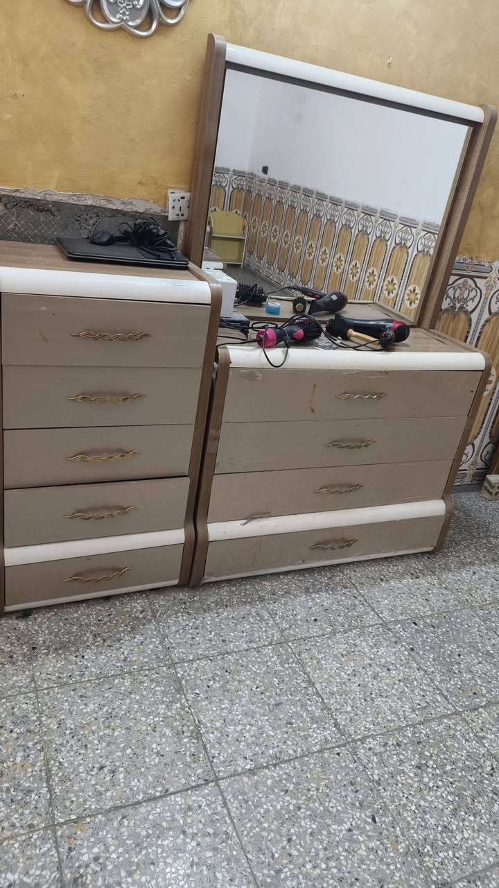 سلام عليكم غرفه نوم اي اضرار مابيهه مستعجلين ع بيع السعر ٥٠٠ وبيهه مجال الرقم ***********
