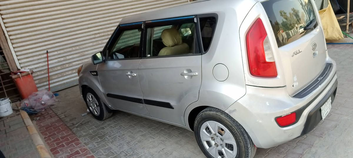 سلام عليكم كيا صول موديل 2012 أمريكي حادثه بس باب صبغ فقط ولباقي مكفولة سياره جديده  كير مكينه وحداديه تخم تاير تبريد كله جديد تحويل ثاني يوم مكانها حله بابل نادر السعر 85 وبيها مجال بسيط ***********🌹🇮🇶 مكينه 1600
