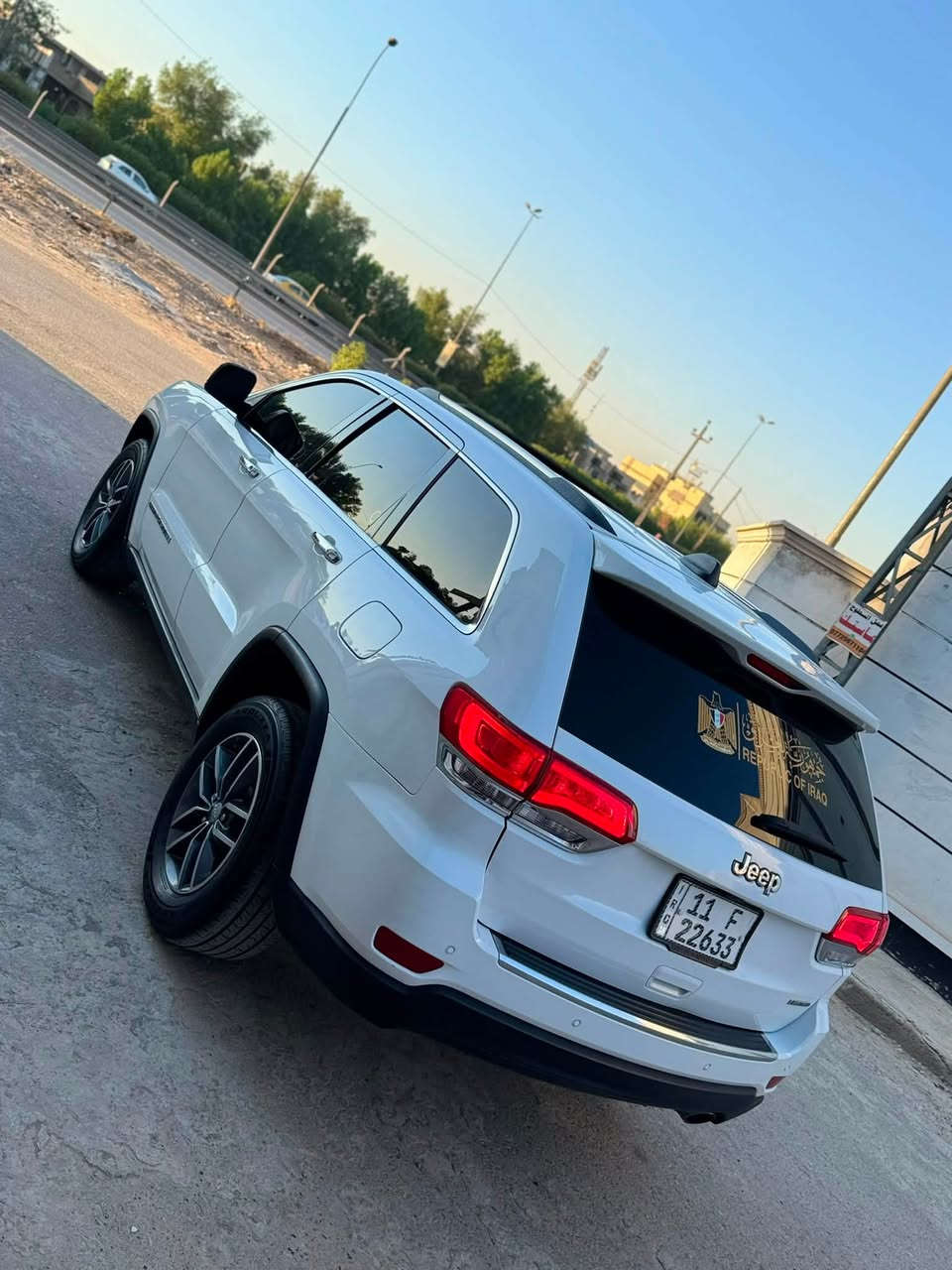 🚘 للبيع | جيب جراند شيروكي 2017 Limited💥باسمي رقم بغداد الجديد .
✅ المواصفات:
 ● وارد أمريكي كلين 
 ● داخل العراق: صار بية بابتين صبغ بدون ايرباك بدون دواخل بجم كبس 
 ● فئة Limited فل مواصفات 
 ● محرك 3.6 V6 (6 سلندر)
 ● قير أوتوماتيك 8 سرعات
✨ المميزات:
 ● سقف بانوراما
 ● تشغيل ودخول ذكي بدون مفتاح
 ● تشغيل بصمة (Start/Stop)
 ● مقاعد جلد أصلية مع تدفئة وتبريد
 ● دركسون متعدد الوظائف
 ● شفتات تبديل سرعات من الدركسون
 ● شاشة معلومات وترفيه
 ● تشغيل عن بُعد
 ● كاميرا خلفية
 ● حساسات ورادارات خلفية
 ● نظام توقف ذاتي أثناء الرجوع
 ● تكييف ممتاز وبارد
🚗 السيارة نظيفة، حلوه جاهزه اي نقص ما بية / مكان السيارة بغداد الدورة 
السعر /187 بية مجال 
***********
