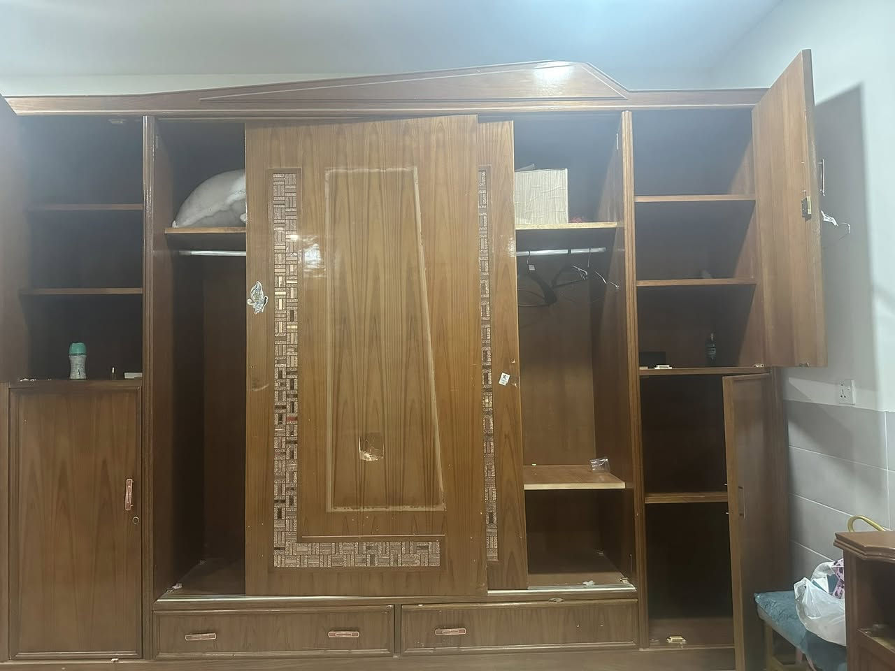 السلام عليكم غرفة للبيع صاج خشب قوي رايديها بمليونين لاتصال ***********
