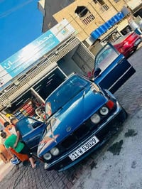 يا الله سلام عليكم ملاحظه بيع ومراوس حسب القناعه سياره BMWلون حبري ممي...