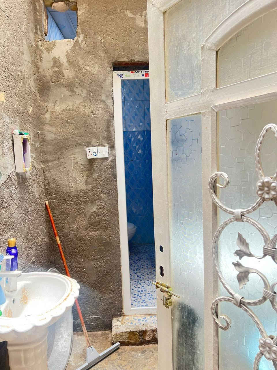 السلام عليكم بيت للبيع مساحة ١٠٠متر مربع يحتوي مطبخ حار وبارد معزولين وصاله وكلدور وغرفه ومجمع صحيات وبيتونه وصحيات خارجيه  بناءصب كونكريت بناء حديث
العنوان ابو خستاوي شارع سيد علي قرب ملعب ابو عادل 
السعر٤٤ وبي مجال 
للاستفسار***********
السلام عليكم بيت للبيع مساحة ١٠٠متر مربع يحتوي مطبخ حار وبارد معزولين وصاله وكلدور وغرفه ومجمع صحيات وبيتونه وصحيات خارجيه  بناءصب كونكريت بناء حديث
