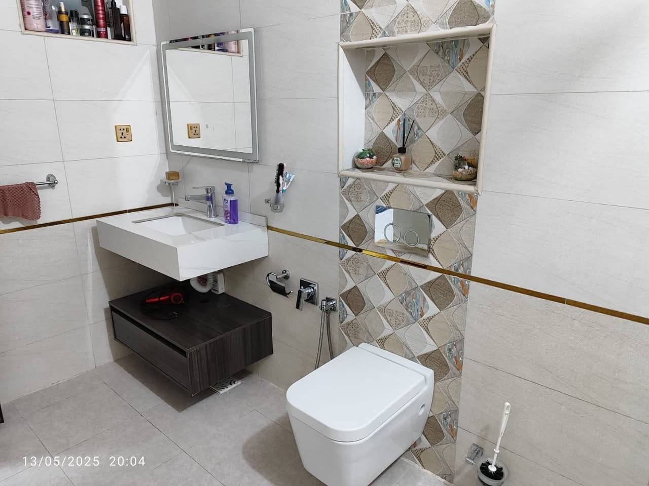 السلام عليكم 
دار طابو زراعي 

بمساحه 150م 

الطابق الاول 
صاله 
كلدور
مطبخ 
غرفه نوم 
مجمع صحيات 
الطابق الثاني 

غرفه نوم 
كلدور كبير 

__________________
العنوان محيزم الرابعه 
الشارع الرابط بين شارع 80 وشارع 100
مقابيل الملعب 
________________________
للاستفسار عن السعر فقط اترك تعليق ويتم الرد خاص لطفااااااا
__________________  

عنوان المكتب شارع 80 مجاور لحوم الحرميين او مجمع تكافل الطبي 

***********
***********
