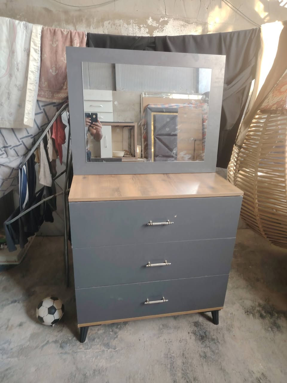 سلام عليكم غرفه 5 قطع
كنتور 240م
جربايه كامله اي نقص ما بيها 
ميز توليت سكك جديده 
كومديات عدد 2 
سعر سعر معه توصيل 390 الف 
اي استفسار وات ساب او رقم 
***********
ملاحظة غرفه اي اي نقص ما بيها
