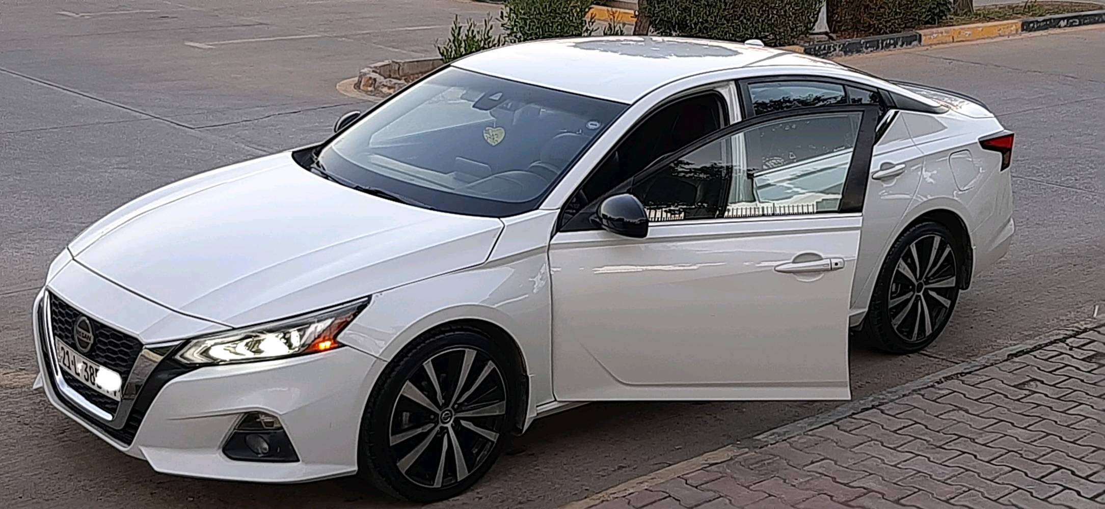 سيارة نيسان ألتيما موديل جديد لون أبيض لؤلؤي. تتميز بتصميم أنيق وحديث، مع جناح خلفي رياضي وجنوط كبيرة تعطي مظهر جذاب. داخلية من الجلد الفاخر مع وسائل راحة متقدمة. السيارة بحالة ممتازة مع القليل من الاستخدام. الأسعار قابلة للتفاوض لمشتري جاد.