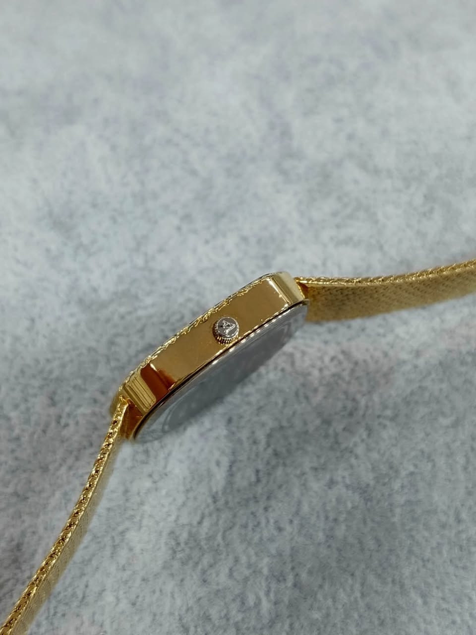 ساعة فيترون …. FITRON 
الصناعه : اليابان Japan
الحركه : كوارتز ( بطاريه ) quartz
المواصفات : 
جديد .. سير حصيره طلاء ثابت 
               موديل ڤنتج 2008 مخزن
القطر : 40 m 
السعر : 135 الف .. على صرف الدولار
               السابق مع التوصيل 
التواصل : خاص .. ماسنجر 
او  … اتصال مع واتساب *********** 

#البصراوي
#للساعات
#للمتميزين
#فقط
