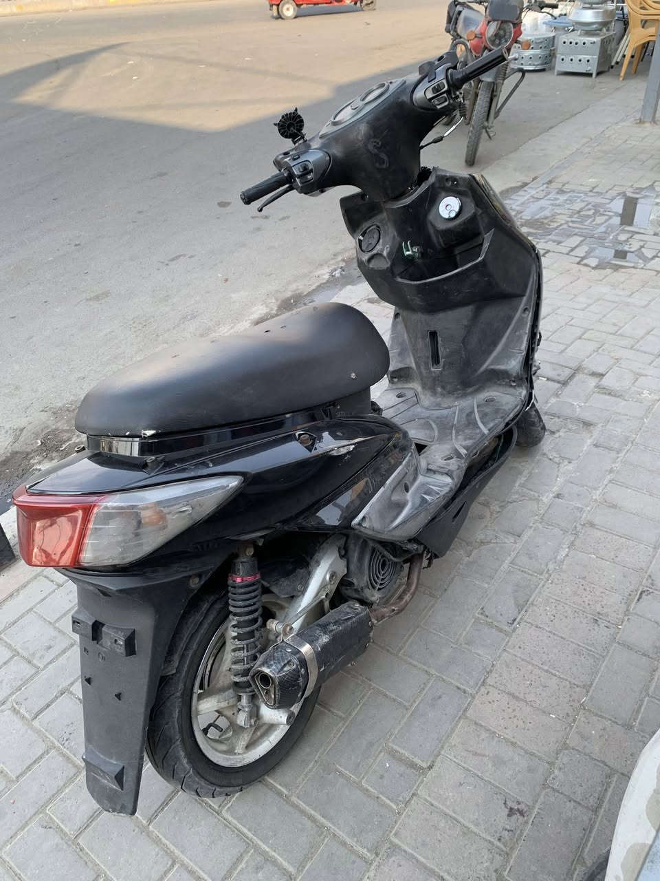 سكنس فحل كابريتر كوم حديد ب ٣٠٠ و بيها مجال بسيط ابو ال ٢٠٠ ليدخلي مكاني الشعب حي التجار موجود بس على الرقم ***********
