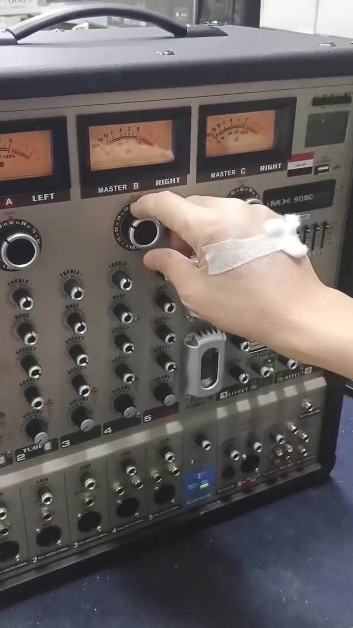 للبيع جهاز 90 90 مكسر نظيف جدا مستخدم 10 مجالس فقط سبب البيع ماعرف انظم صوته للاستف اتصل وتدلل***********
