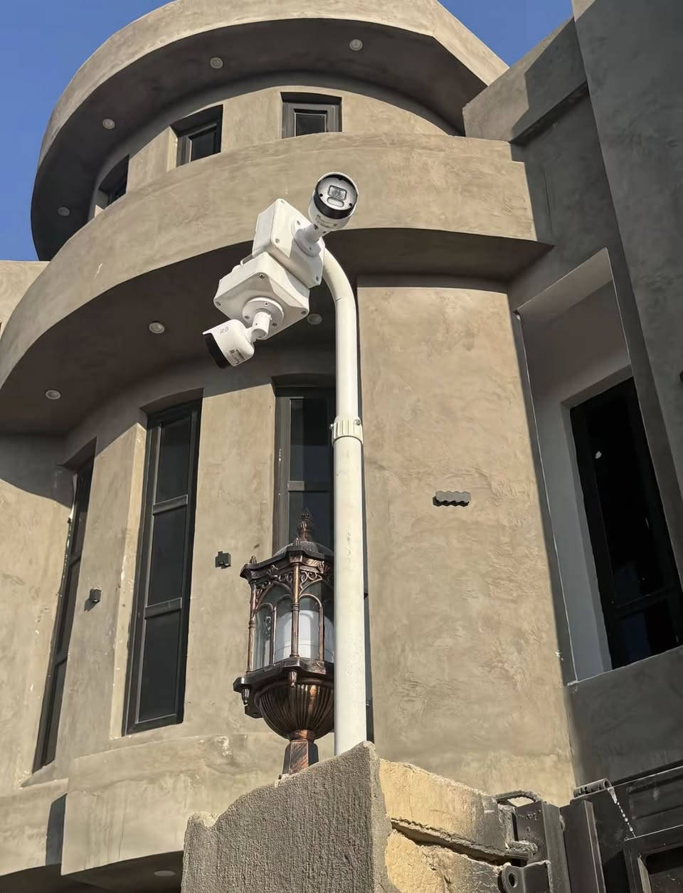 أتقن عملك ليس ليمدحك الناس بل ليحبك الله،
قال الله 
(إن اللّٰه يحب إذا عمل أحدكم عملاً أن يتقنه).
وليكن همك أن ينظر اللّٰه إليك فيراك متقناً فيحبك.
 فنيّ كامرات مراقبة كافة المواقع 
منازل محلات شركات 
***********
