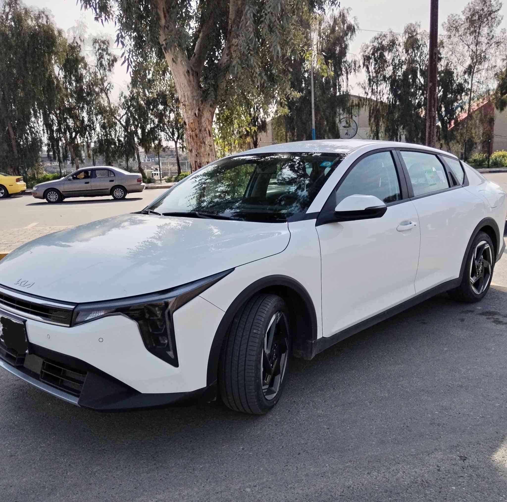 كيا K4 موديل 2025 خليجية بدون ضرر 
ضمان شركة كيا الدولية 5 سنوات مع تبديلات دهن مجانية
السيارة فول مواصفات عدا البانوراما مكفولة ماشية 1000 فقط بعدها زيرو
رقم نينوى الجديد تحويل مباشر
مواصفاتها
محرك 2000 دوش كير At، حساسات امامي خلفية، لايت عدسات led، تشغيل بصمة، تشغيل عن بعد، كروز سرعة، شاشة متصلة، تبريد قطعتين، داخل جوزي مميز، شاحن وايرليس، اوتو هولد، دشبول ديجيتال، ويل R17،  اندرويد اوتو، gps، تحكمات ستيرن جهتين، مري شفط، الخ

سعرها 189 ورقة وبيها مجال
للتواصل
***********
