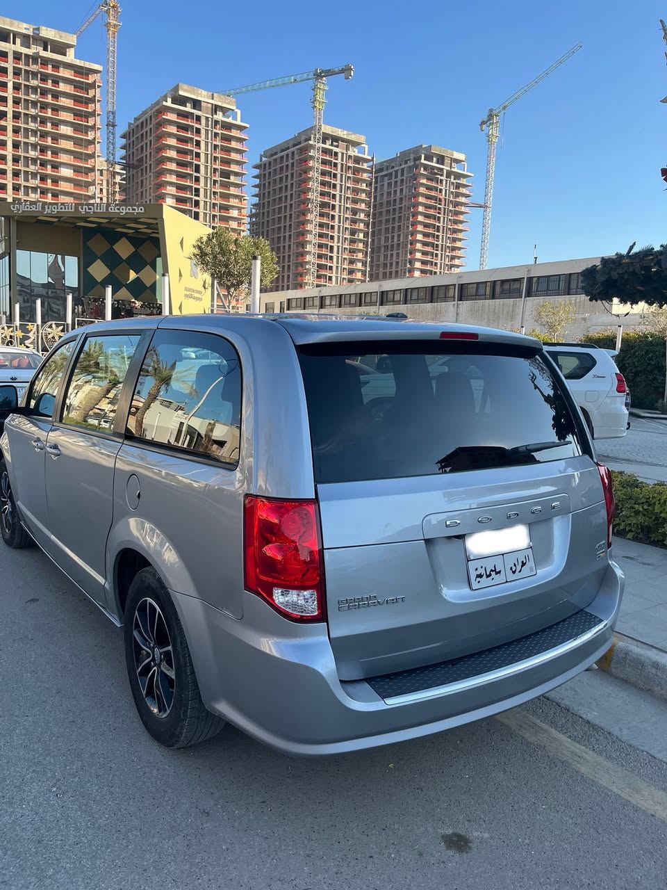 دوج كرفان 2019
الفئة: GT فول الفول
عدد المقاعد: 7 ركاب
المحرك: 3600 

شاشة وكاميرا نظام صوتي ممتاز مقاعد جلد تدفئه ستيرن وكشنات امامية 
أبواب كهربائية 
جنطة كهرباء
تشغيل عن بعد
بيها ئيكو اقتصادي بانزين 
كشنات بلع 
تبريد 3 قطع 
رقم سليمانيه 
حدادية وصدر جديدات وادامة كامله
للسياره فلس ما تصرف عليها 
ماشية 82 الف ميل 

السعر 175 وبيها مجال بسيط 
 بغداد - اليرموك 
للأستفسار على الواتساب 
***********
 الضربه موضحه بالصور
الدائره بارد
