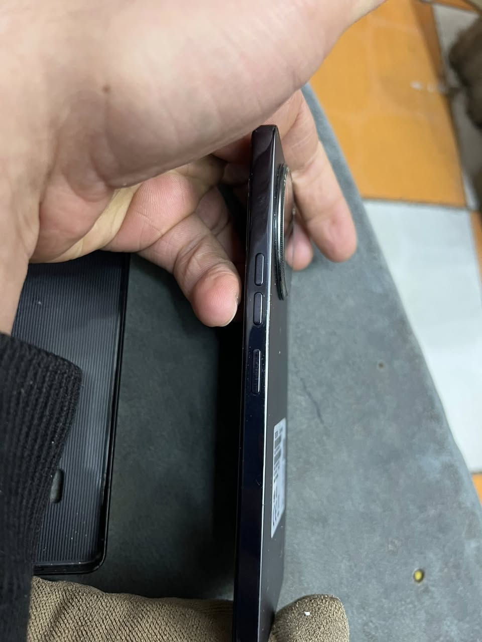 📱 للبيع: تكنو كامون 30 فايف جي (TECNO Camon 30 5G)
🔹 الجهاز نظيف جداً ويشتغل ممتاز  
🔹 مفتوح فقط من الخلف (الضهر مبدّل شركة) ولا يؤثر على الاستخدام  
🔹 مناسب للألعاب خصوصاً ببجي يشتغل بسلاسة 🎮  

مواصفات الجهاز:  
• شاشة كبيرة حوالي 6.78 إنج بدقة عالية و 120Hz  
• معالج قوي يدعم شبكة 5G  
• رام 8GB  
• ذاكرة 256GB  
• كاميرا رئيسية 50 ميغابكسل 📸  
• بصمة سريعة + فتح بالوجه  
• بطارية 5000mAh تدوم وقت طويل  
• شحن سريع  

📦 الجهاز نظيف جداً والاستعمال خفيف.  
💰 السعر: (180 بي مجال


**إذا كنت صاحب هذا الإعلان وتريد حذفه لأي سبب، رجاءا أرسل رسالة إلى الدعم الفني**