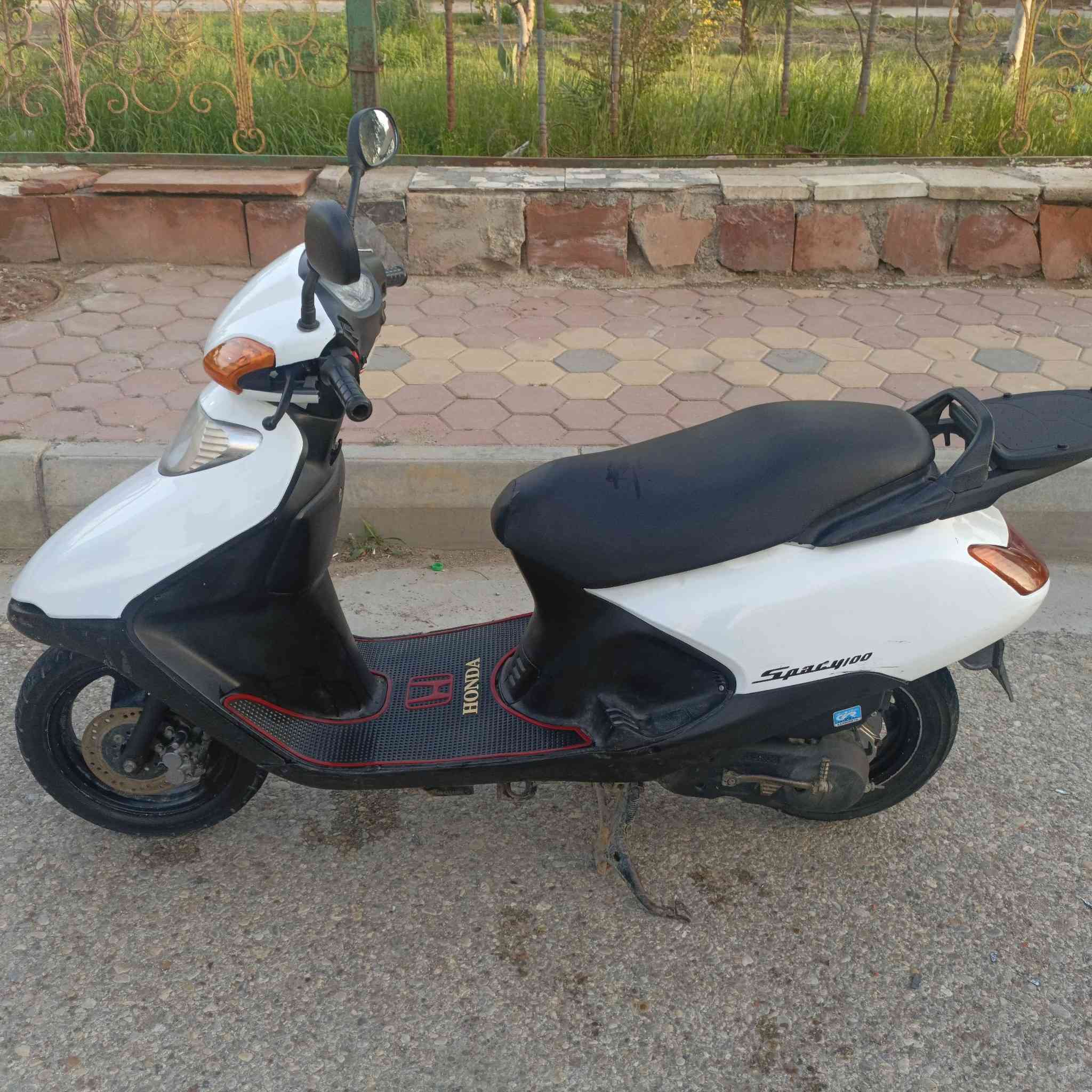 سبيسي ياباني مفتوحة رايمر كفر اصلي 
مكينة ناعمة صالنصة رياضي تريد البلادية هم موجودة سلف
 وهندر بيها نقص بريك امامي فقط مادري شبي 
مكاني كوت داموك ال150
***********.                      سعرها 750 وبيها مجال
