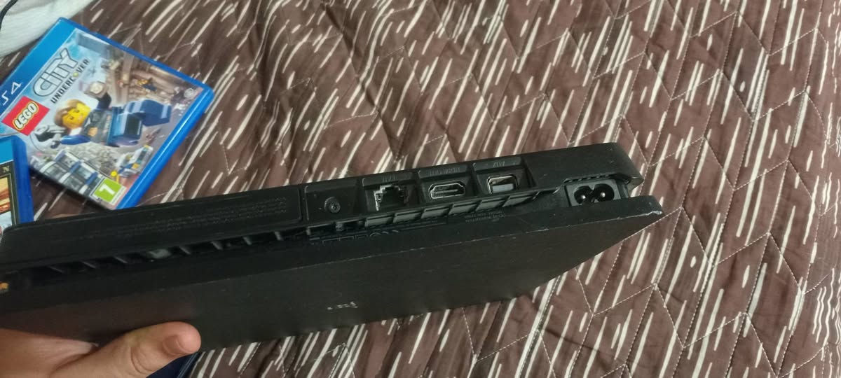 🎮 PlayStation 4 Pro (PS4 Pro)
للبيع بلي فور برو مستعمل وجاهز للاستخدام.

المميزات:
• يدعم دقة 4K للألعاب المدعومة.
• أداء قوي ورسوميات أفضل من الـ PS4 العادي.
• يدعم HDR لألوان أوضح وأكثر واقعية.
• تشغيل سلس وثابت.
• يدعم جميع ألعاب PS4.
• جاهز للاستخدام ولا يحتاج أي صيانة.

💰 السعر: 300
وبي مجال بسيط للجادين.
واتس فقط:***********
📩 للاستفسار، راسلني على الخاص.

