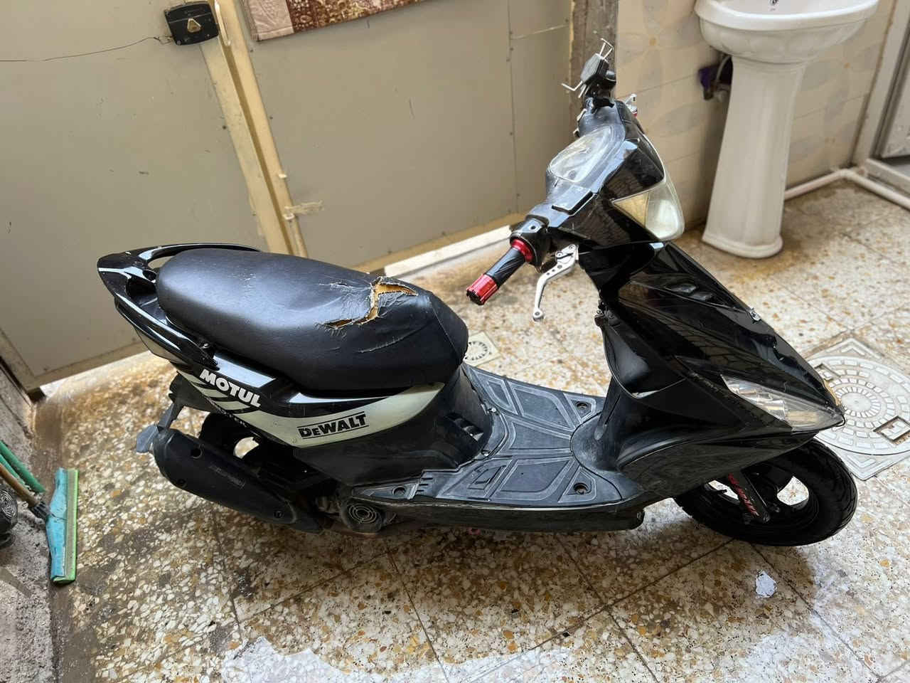 سلام عليكم شباب دراجه للبيع ماكس 120 الغلاف الخلفي امبدل بس الامامي مالتها ومكسور من جهة اليسار  وتشتغل هندر  ونكره سلف بس الاغلب  هندر تشتغل لان تهرب كهرباء ويهبط الباتري بس تشحن الباتري تشتغل نكره سلف والمكينه مجفته قبل 9 اشهر  المكينه ناعمه طبيعيه السعر 350 وباقي التفاصيل بالخاص هذا رقم الهاتف ***********  الدوره مهديه الثانيه قرب جامع شاهين الكبيسي
