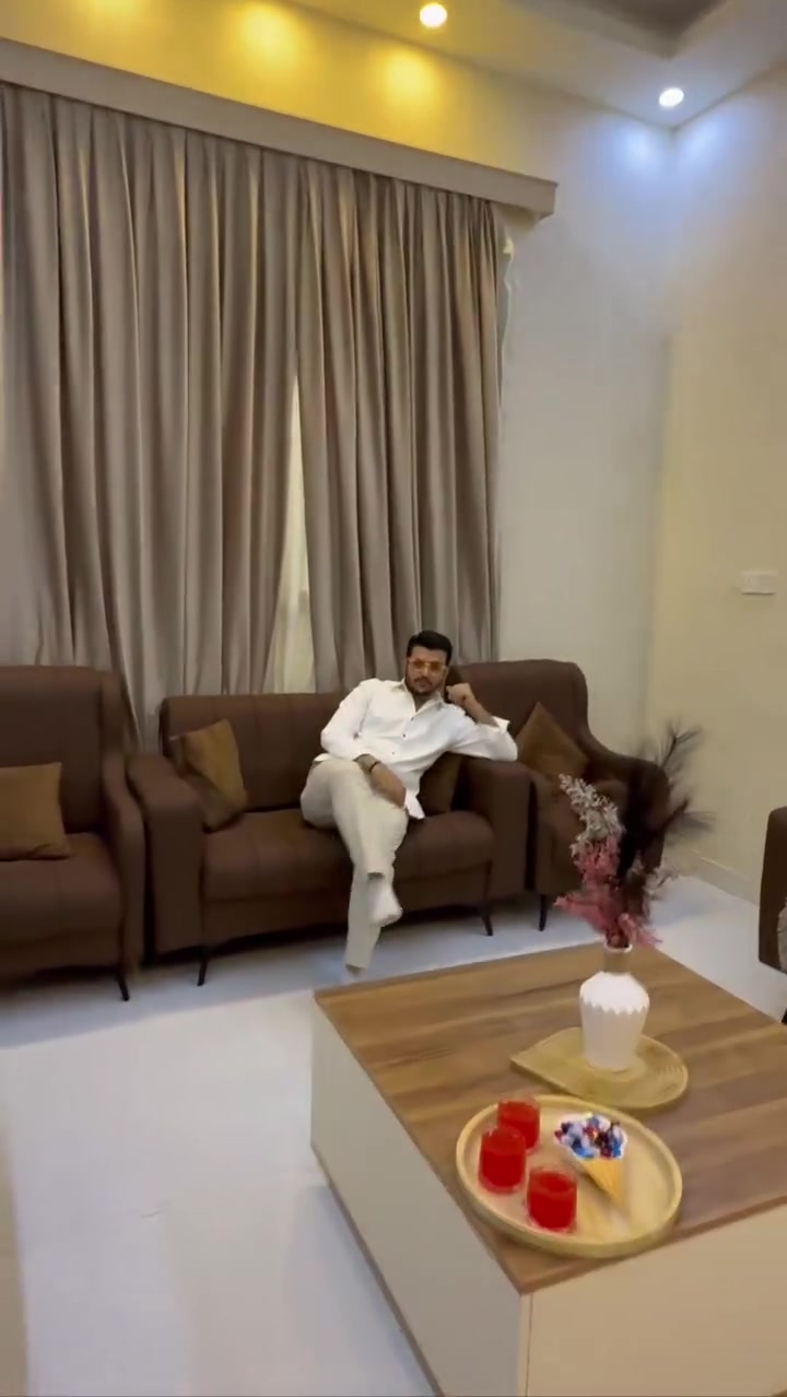 - بيت ملك صرف للبيع طابق و غرقة في الطابق الأول وبيتونة كبيرة
 القبلة حي الشهداء ، خلف حسينية حجي فهمي ، مقابل حي النرجس الجديد ..
بناء جديد 2022 ، مساحة الارض 213 متر مربع ، مساحة البناء تقريبا 190 متر مربع..
يحتوي (كراج كبير) ، (الديوان 5 * 4 معزول مع صحياته ) ، (صالة استقبال كبيرة مفتوحة على المطبخ البارد) ، ( مطبخ حار 3 * 2) غرف نوم عدد 2 ( الكبيرة 5 * 4.5 ) ( الصغيرة 4.5 * 3.5 ) الغرف وصحياتها وحدها معزولة عن الصالة ، يحتوي في الطابق الاول على بيتونة كبيرة تكدر تستخدمها كمكتب مثلا ، وكذلك غرفة كبيرة ، السطح آيزوكام ، الصحيات كلها دفن وعدة خطوط وشغل ممتاز ، الكهرباء كلها دفن وشغل ممتاز والسويچات نوع شنايدر ، اعمال البناء كلها درجة اولى من شيش وبلوك واسمنت وغيرها والارضية بورسلان من ايران ، الحمامات تاسيساتها دفن وفيها رفوف دفن .. الجدران مغطاة بـ ورق جدران إيطالي اصلي .. تاسيس ماء حلو ، كابينة غاز خارجية

البيت علي قرض اسكان متبقي 56 مليون، الفلوسة مو كاملة يكدر يحول المعاملة باسمه.. القسط الشهري 296 الف دينار
التواصل على هذا الرقم ***********
#البصرة #عقارات #البصرة #عقارات_البصرة
