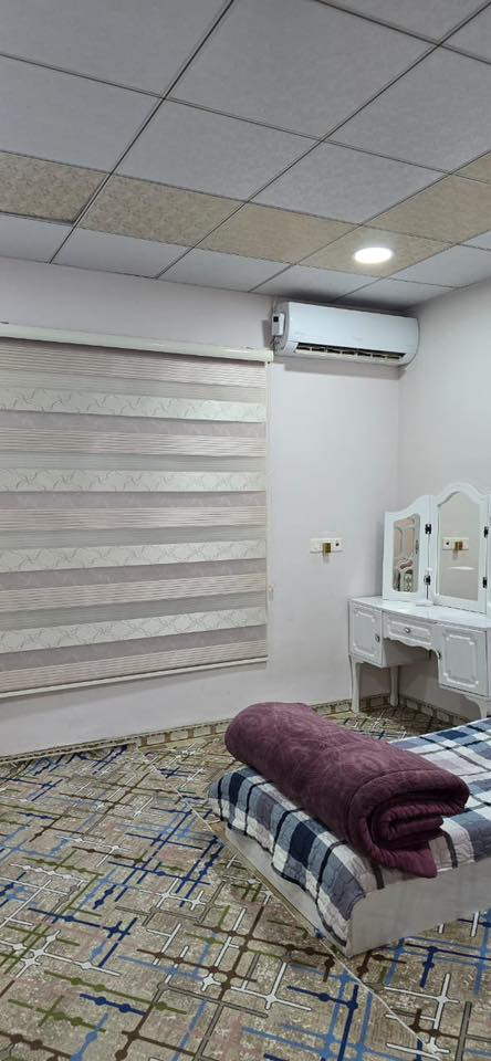 السلام عليكم
دار للبيع في مجمع طيبة ١ 
المساحة ٢٠٠ متر طابق واحد 
رقم الدار ١٩٤ 
مطبخ + استقبال + صالة + غرفتين نوم 

الاضافة 
تواليت خارجي 
تبديل باب المطبخ الخارجي 
تبديل باب الاستقبال الخارجي 
مطبخ حار 
سقيفة للطرمة 
الصالة والاستقبال جبس بورد 
باقي البيت سقوف ثانوية 
غرفتين سندويچ بنل في السطح مساحة كل غرفة ٣*٣
للأستفسار الاتصال ع الرقم 
***********
