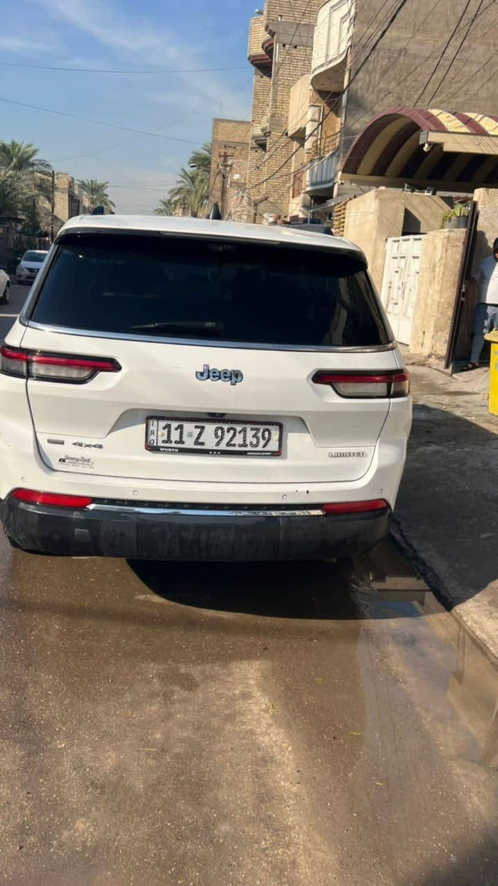 جيب كراند شيروكي لمتد 7 راكب .
الموديل : 2022 . امريكي المحرك : V6.  3.6L . 
العداد : . ( ٧٤ ميل. 

المواصفات :
* دفع رباعي 4x4 . 
* رادار امامي مع مانع تصادم . 
* تحذير الخروج عن المسار . 
* تحذير النقطة عمياء ⚠ .
* ويل قياس 20 انج .
* سقف بانوراما . 
* شاشه كبيرة 10.1 انج . 
*خمس كامرات من كل اتجاهات
* نظام الخرائط (GPS) .
* كاميرا داخلية . 
* كاميرا خلفية . 
* المصابيح الأمامية زنون .
* كشافات الضباب زنون .     
* تشغيل عن بعد .
* صندوق كهربائي .
* مقصورة الركاب من الجلد الفاخر .
* حفظ وضعيات الجلوس (ميموري) . 
* المقاعد الأمامية كهربائية .
* المقاعد الأمامية تبريد وتدفئة .
* المقاعد الخلفية تدفئة .
* سستم صوت Alpine . 
* انارة داخلية LED . 
* حساسات خلفية . 
* 7 راكب vip
* مكيف خلفي مع وحدة تحكم منفصلة . 
* تدفئة ستيرن . 
* مانع تصادم خلفي .
وامامي
* بلوتوث تلفون . 
* محدد سرعة . 
* نظام التشغيل والاطفاء الاوتوماتيكي .
* ⁠سياره مكفوله كفاله عامه 
عد باب خلفي مبدل وبارد كد  شب بلجملغ خلفي
رقم الهاتف ***********
مكاني بغداد البنوك
السعر 315$ وبيه مجال
