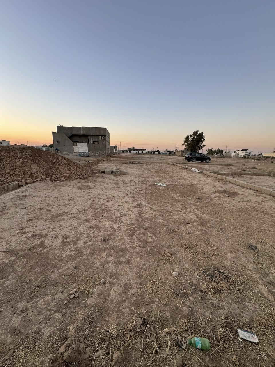 قطعة أرض للبيع مساحة 200متر / حي البدر المزارع ***********
