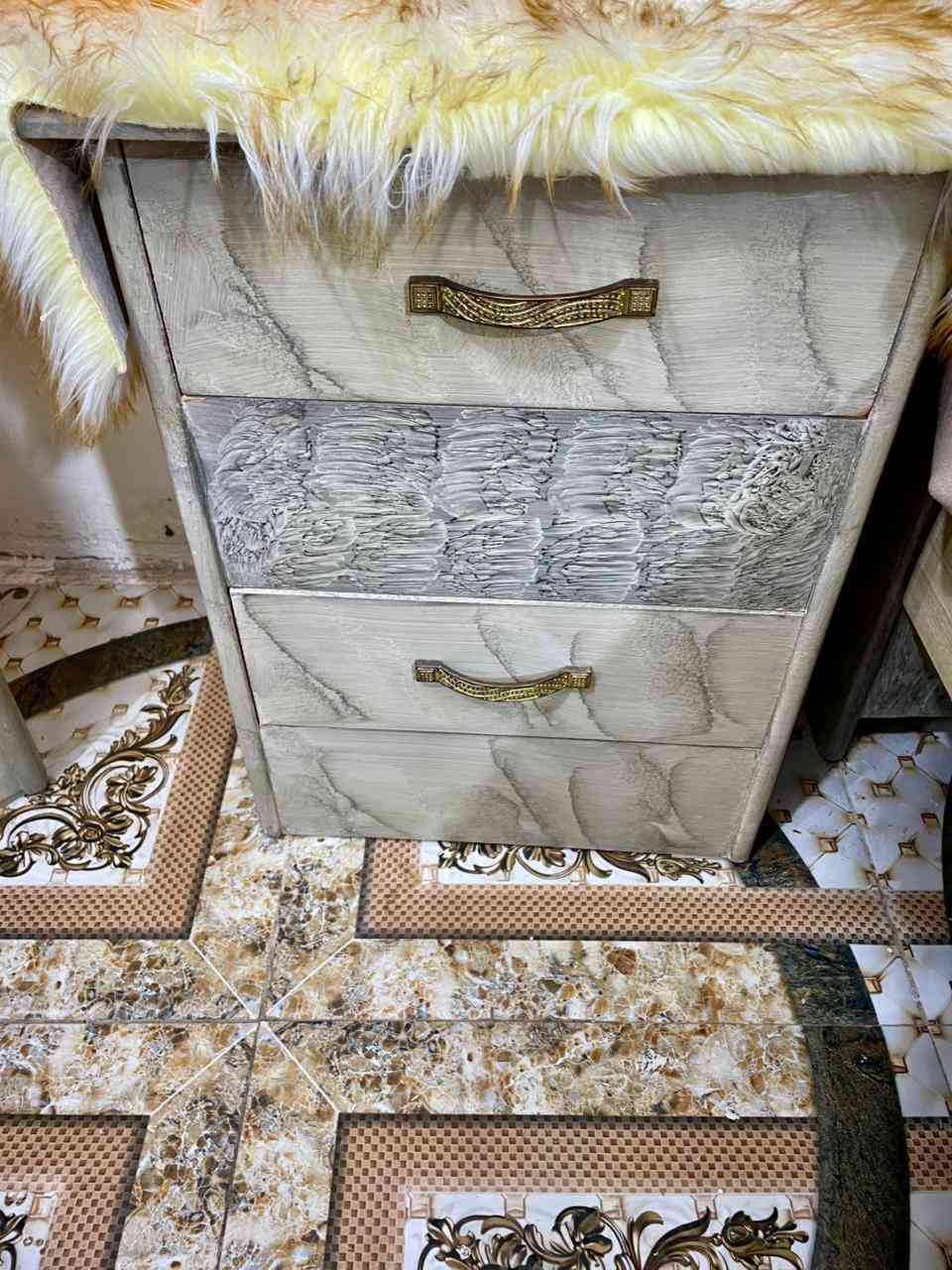 سلام عليكم غرفه البيع صاج عراقي بعدها جديده غرفه قاطين  السعر  850 الف وبيها مجال حك  قليل الإستفسار.  ***********
